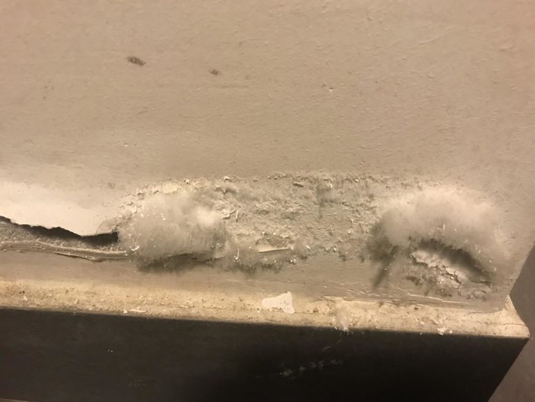 Badanie zasolenia ścian, (sól wychodząca ze ściany ) oznaka wilgoci
